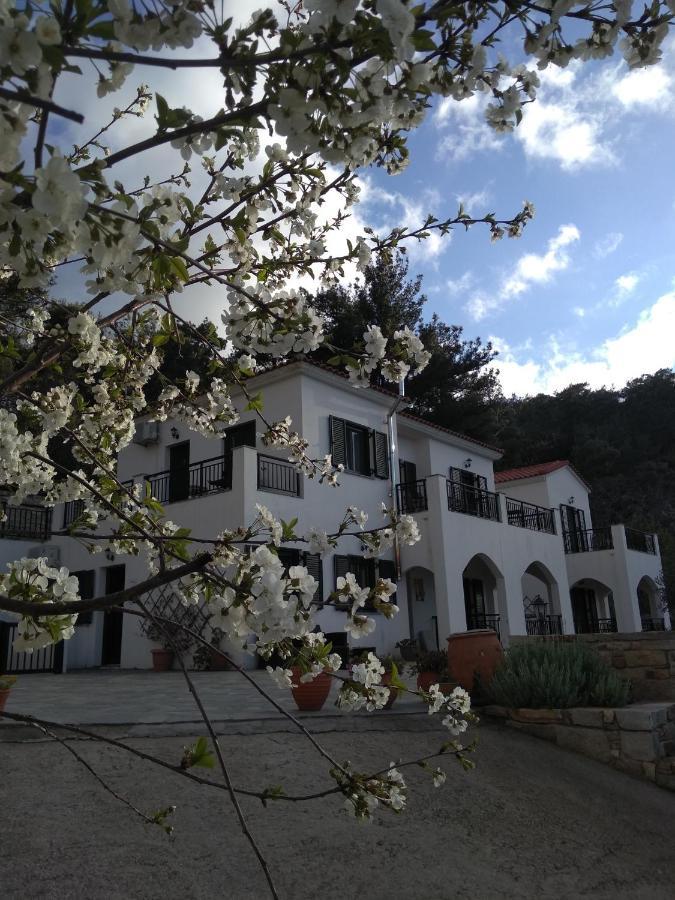 Eri Rooms To Let Raches  Bagian luar foto
