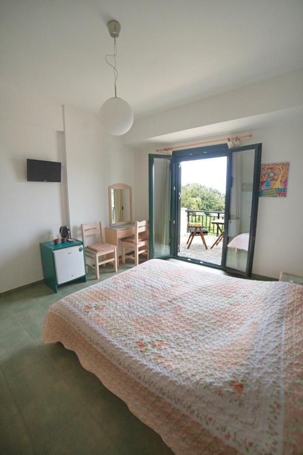 Eri Rooms To Let Raches  Bagian luar foto