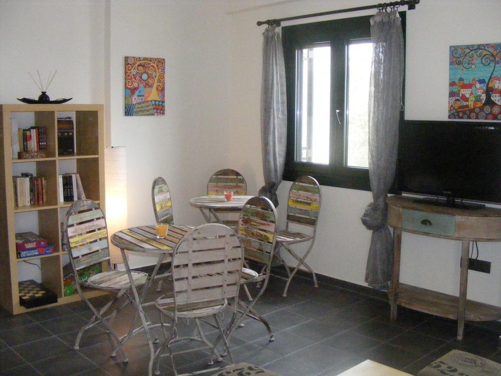 Eri Rooms To Let Raches  Bagian luar foto