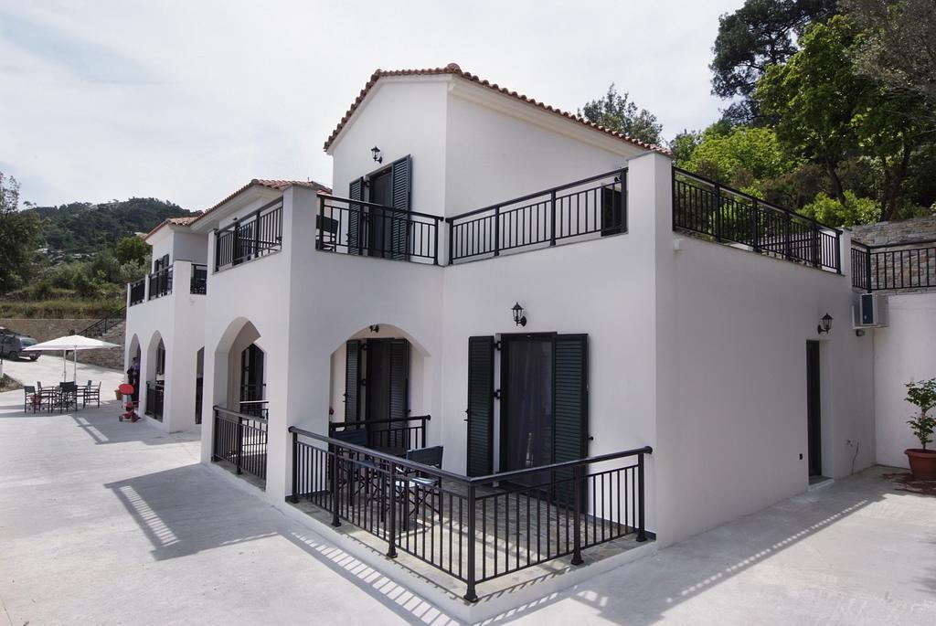 Eri Rooms To Let Raches  Bagian luar foto