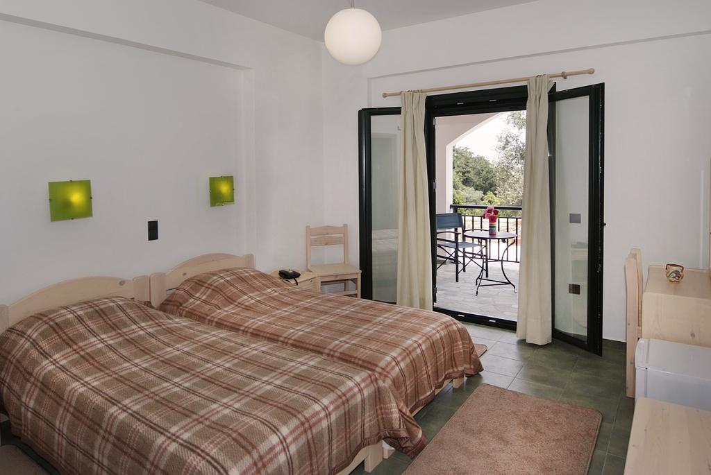 Eri Rooms To Let Raches  Bagian luar foto